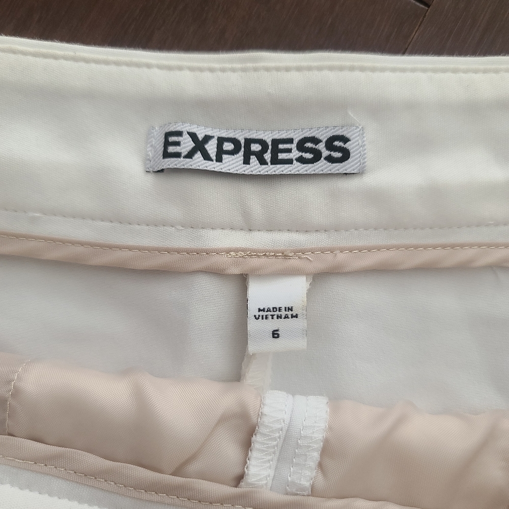 Express Shorts - Picture 3 of 4